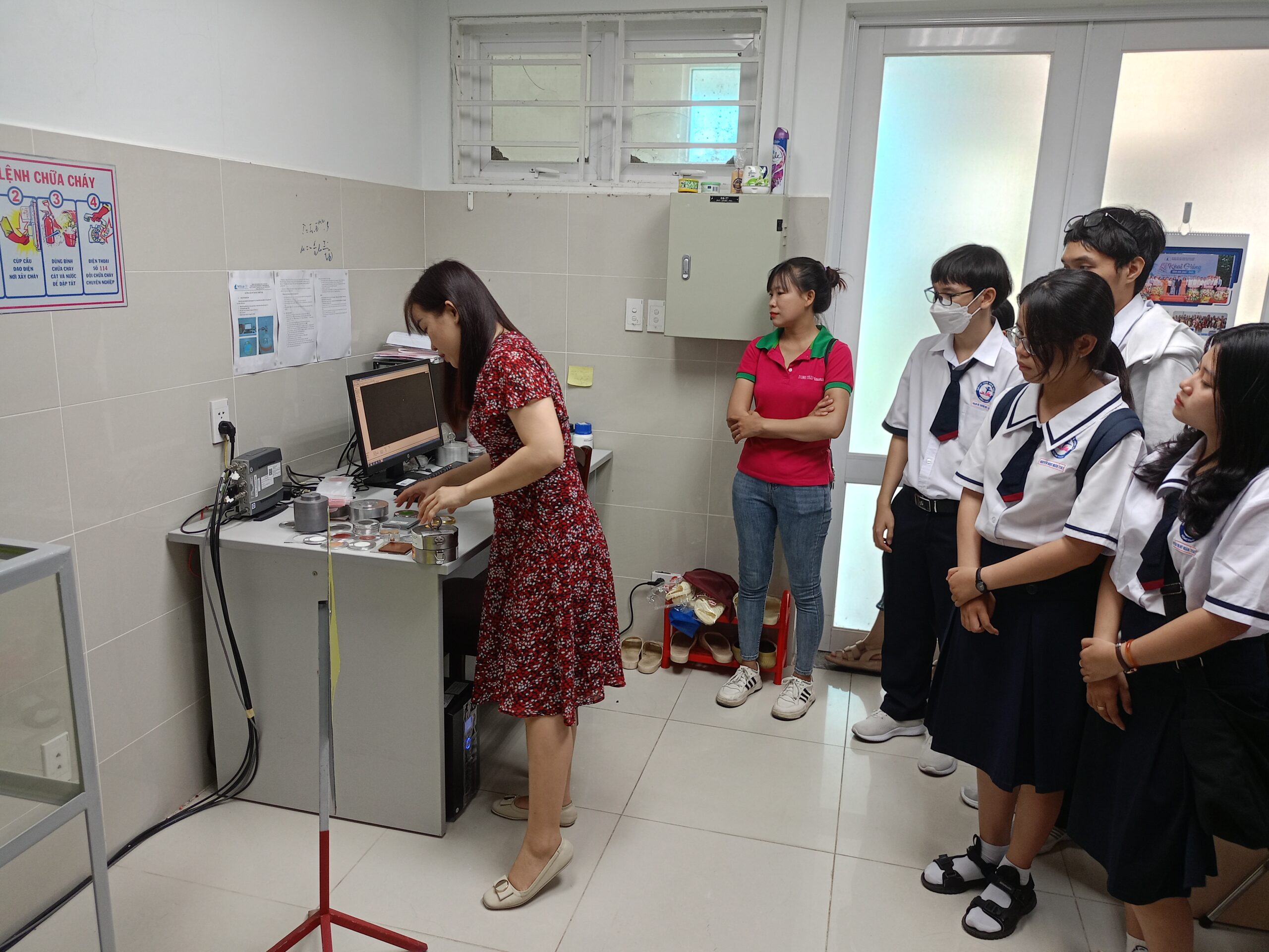 Hoạt động tiếp đoàn học sinh tại Phòng thí nghiệm Kỹ thuật Hạt nhân