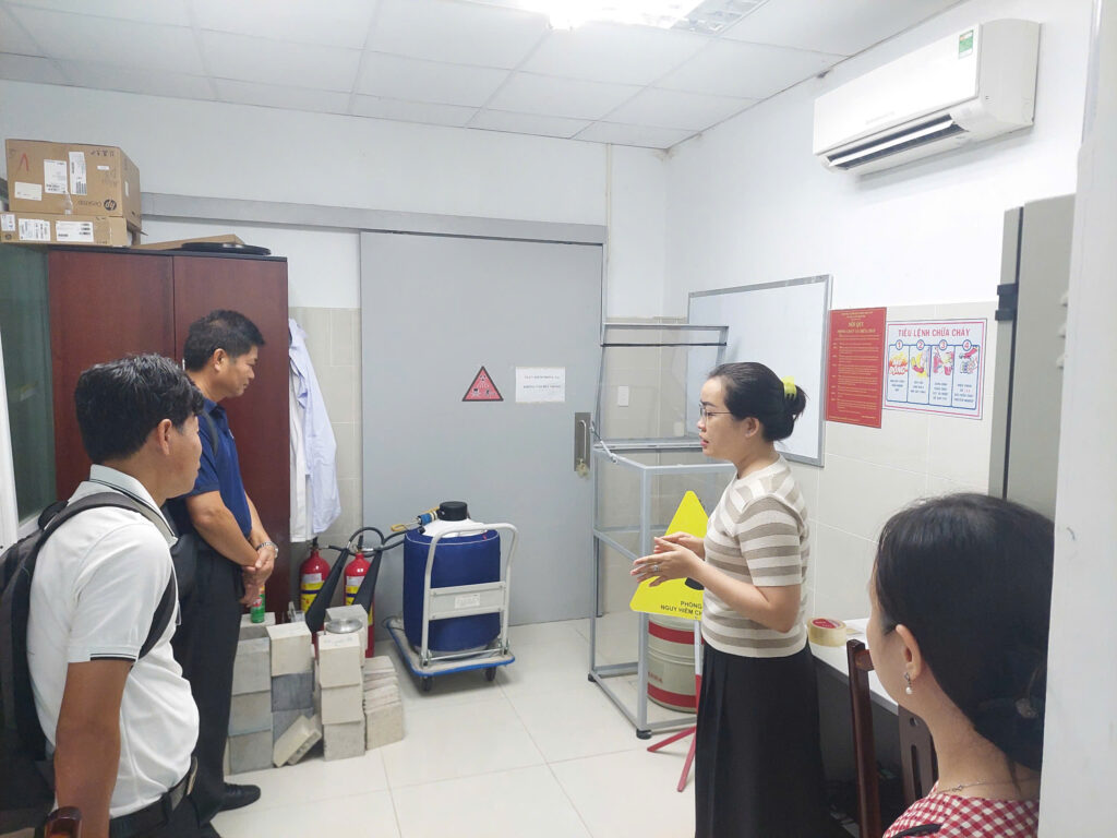 Tham quan phòng kích hoạt neutron