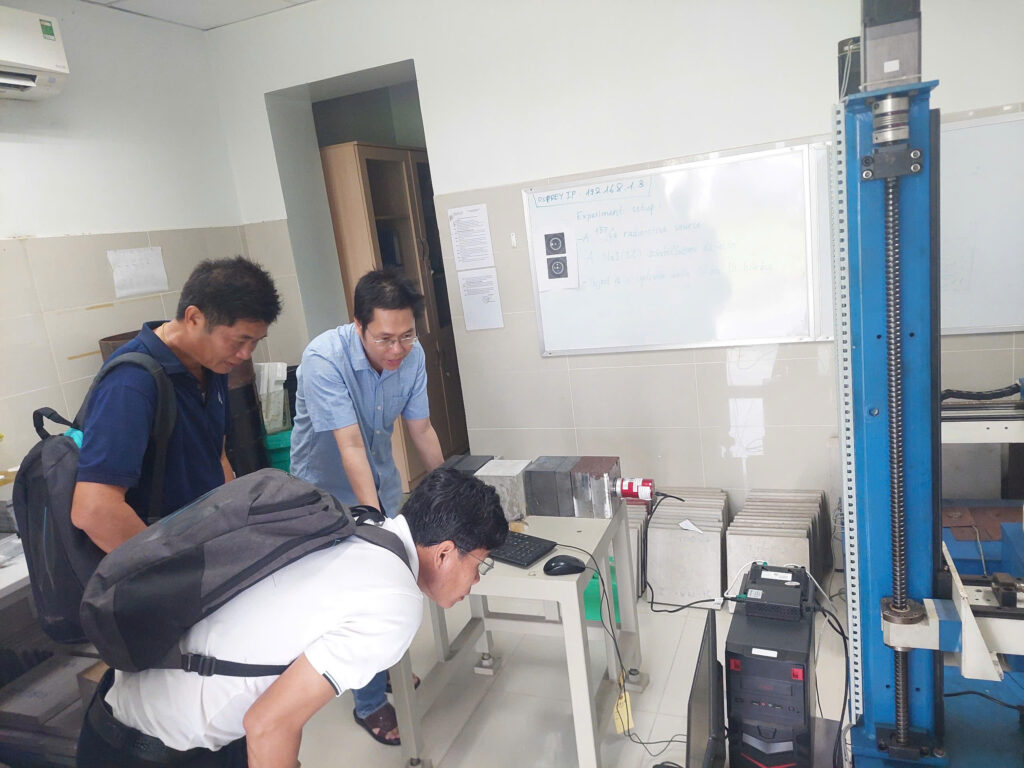 Tham quan phòng ứng dụng công nghiệp