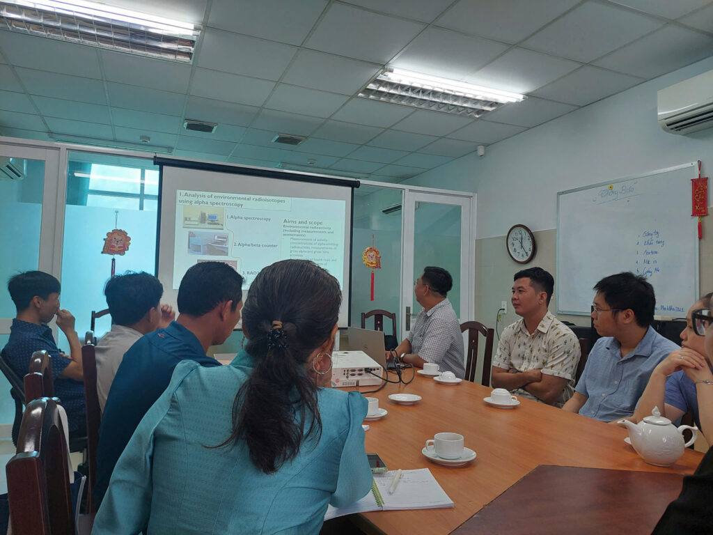 Đoàn Đại học Quốc gia Lào tham quan Phòng thí nghiệm Kỹ thuật Hạt nhân