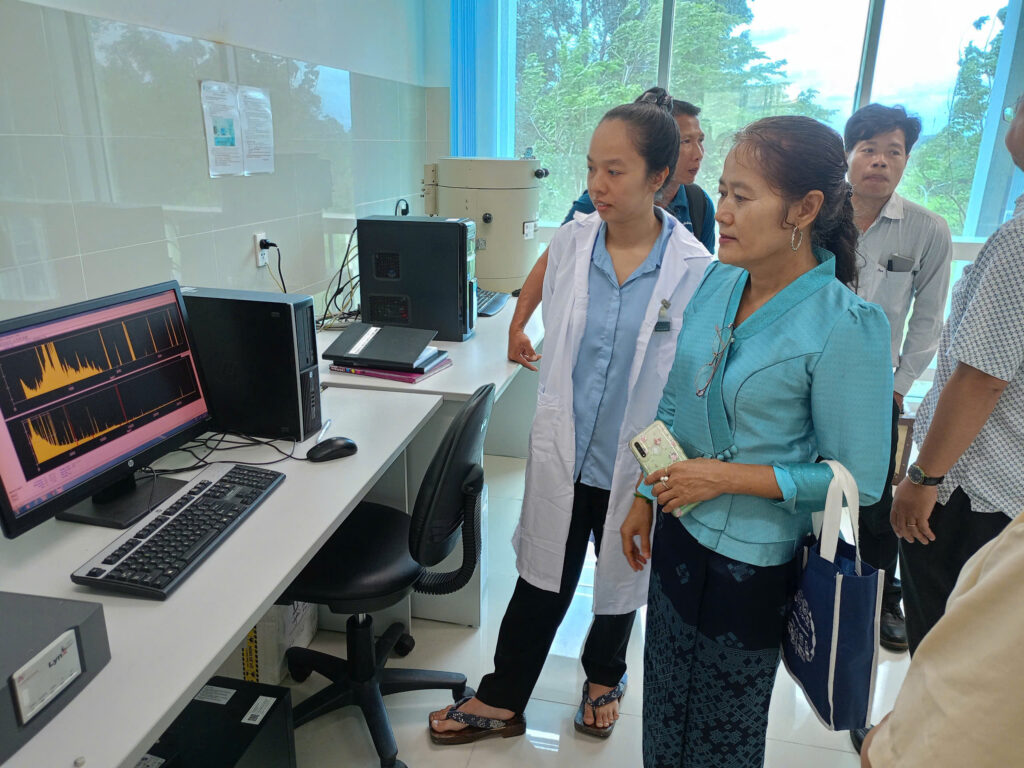 Đoàn Đại học Quốc gia Lào làm việc tại Phòng thí nghiệm Kỹ thuật Hạt nhân