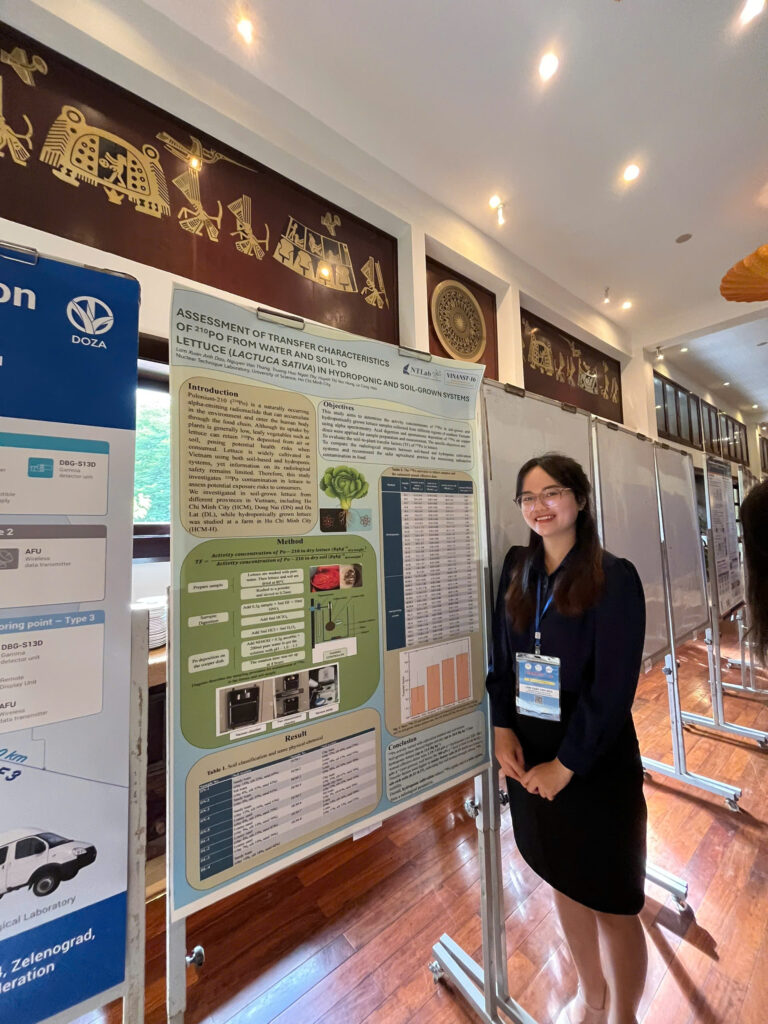 Lâm Xuân Anh Đào trình bày báo cáo poster tại VINANST-16