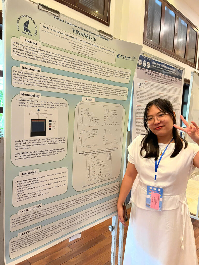 Huỳnh Trúc Vân trình bày báo cáo poster tại VINANST-16