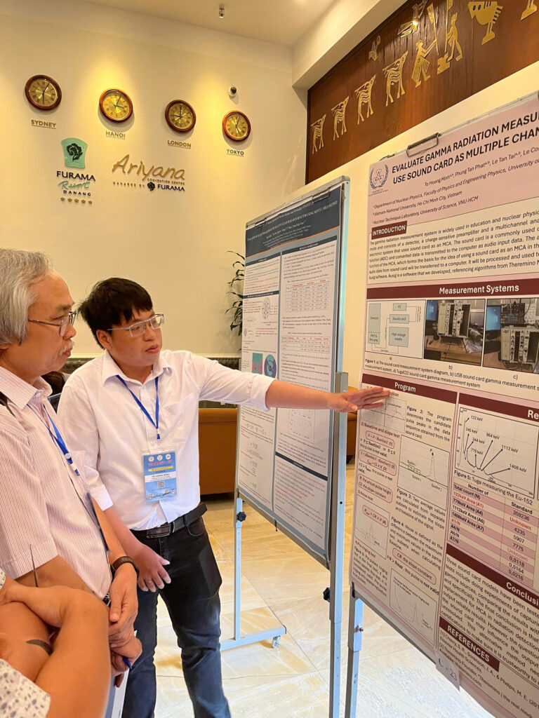 Tô Hoàng Minh trình bày báo cáo poster tại VINANST-16