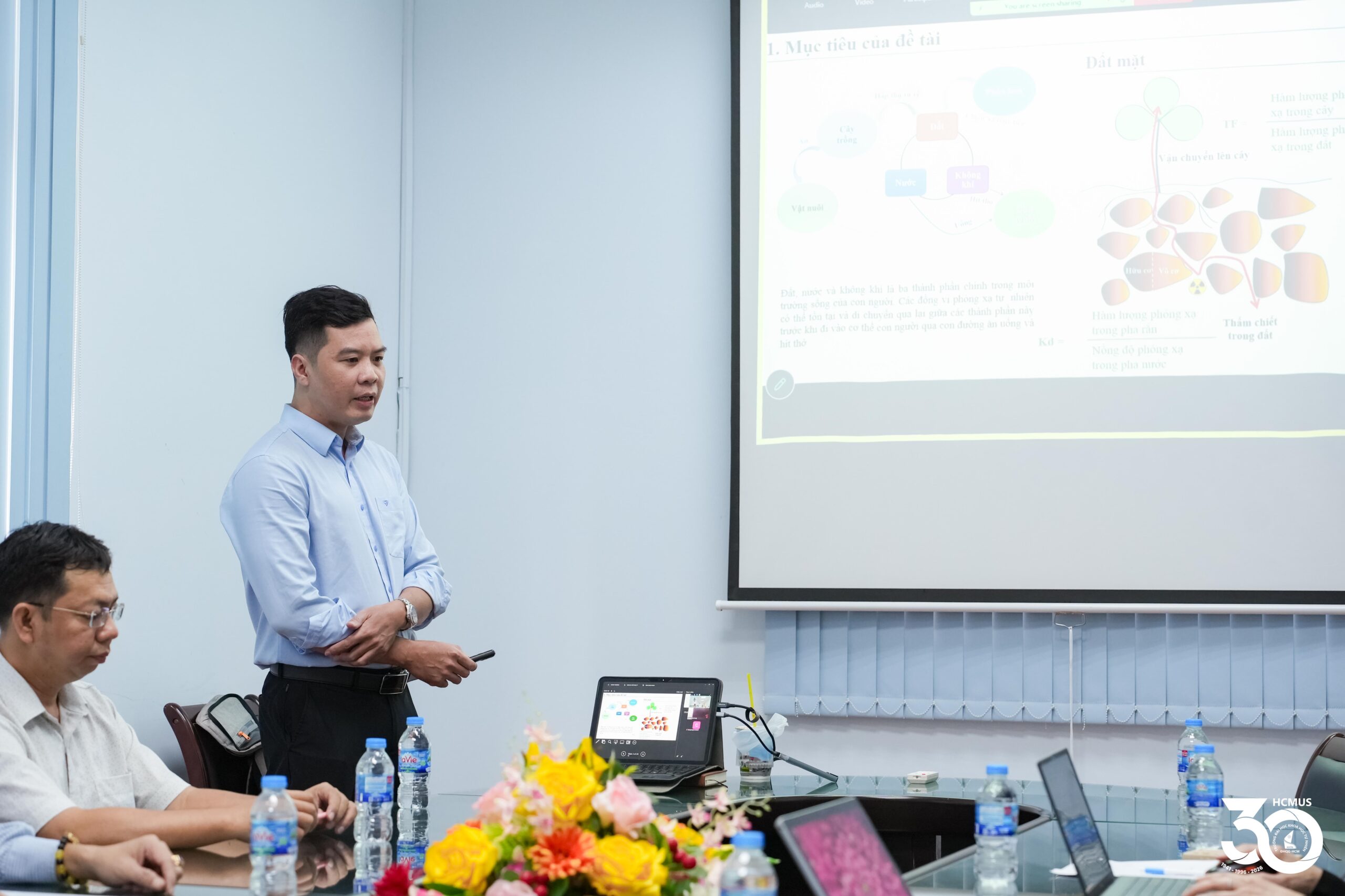 TS. Nguyễn Văn Thắng đại diện nhóm tác giả trình bày báo cáo đề tài